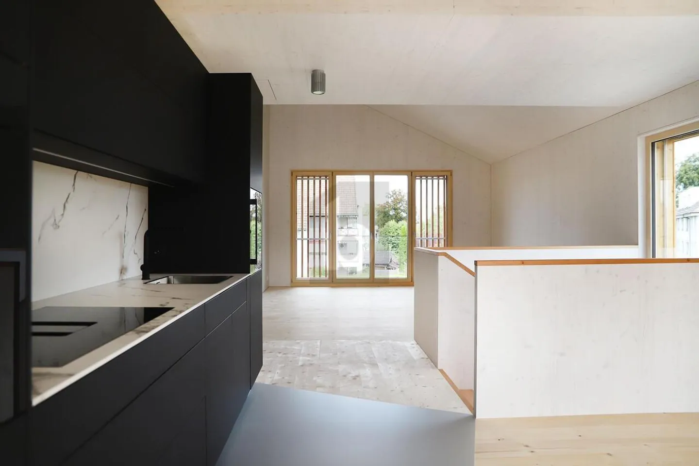 ESPACE DE VIE MODERNE EN BOIS - Photo 2 sur 6