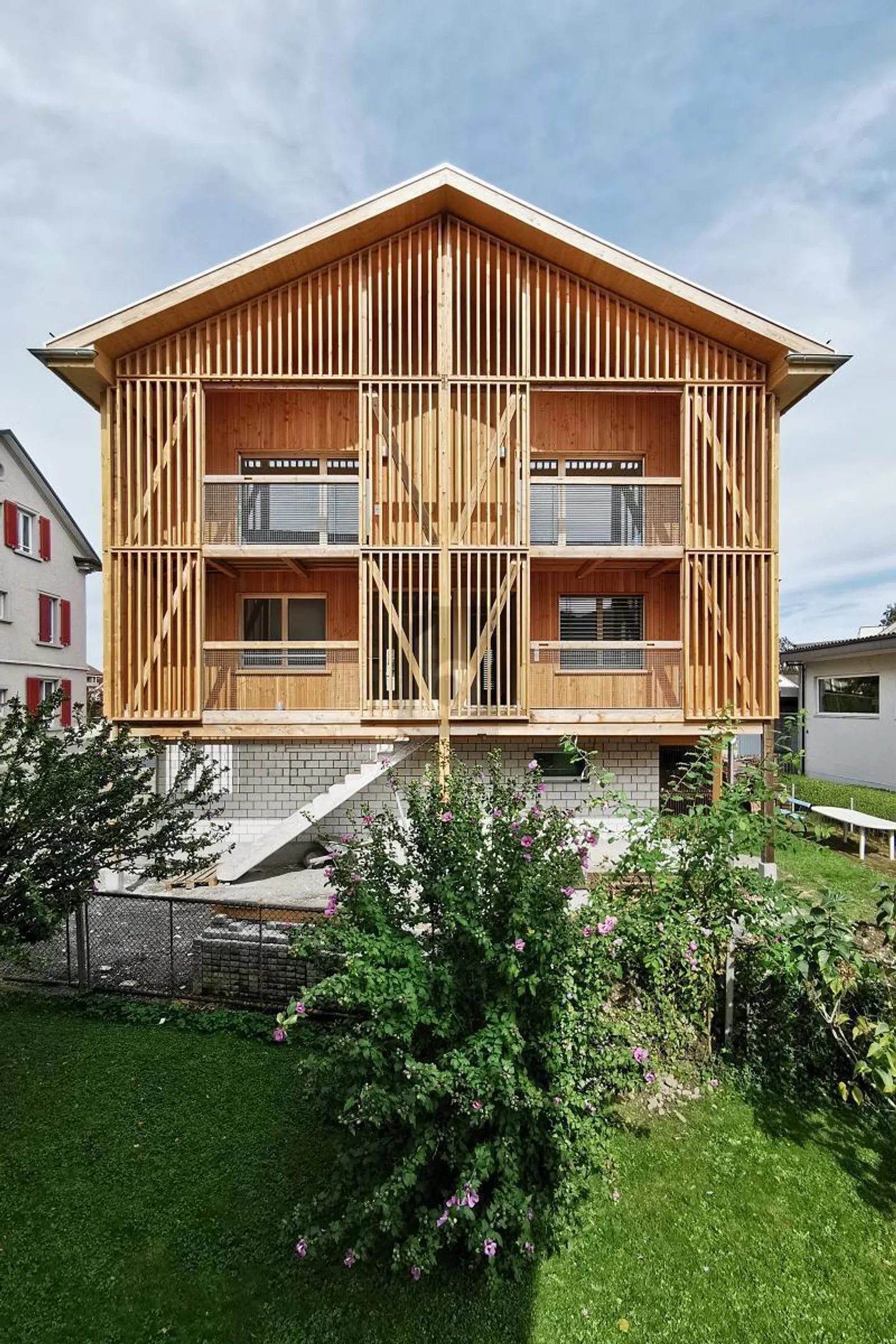 ESPACE DE VIE MODERNE EN BOIS - Photo 1 sur 6