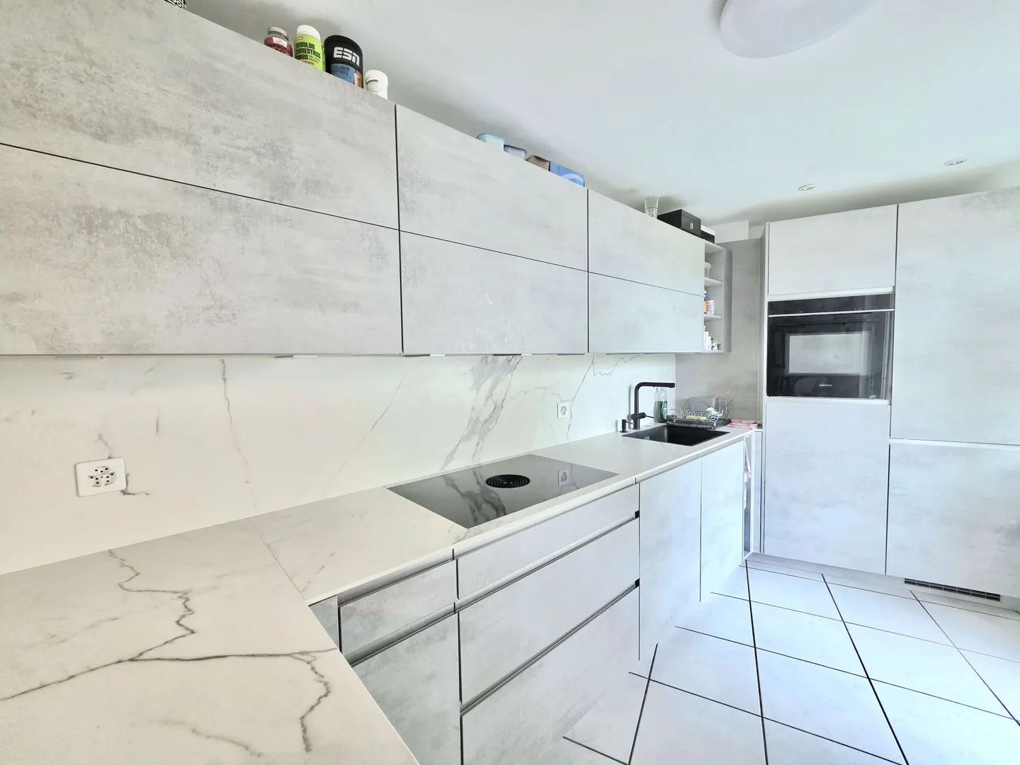 À louer : spacieux appartement de 5,5 pièces avec jardin d'hiver et garage - Photo 1 sur 15