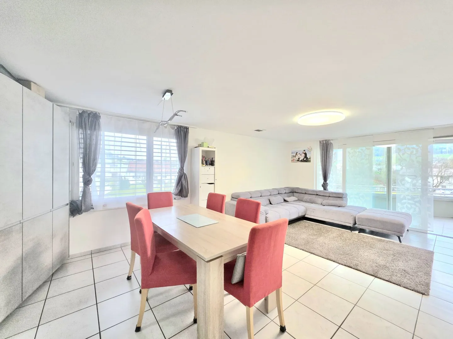 À louer : spacieux appartement de 5,5 pièces avec jardin d'hiver et garage - Photo 2 sur 15