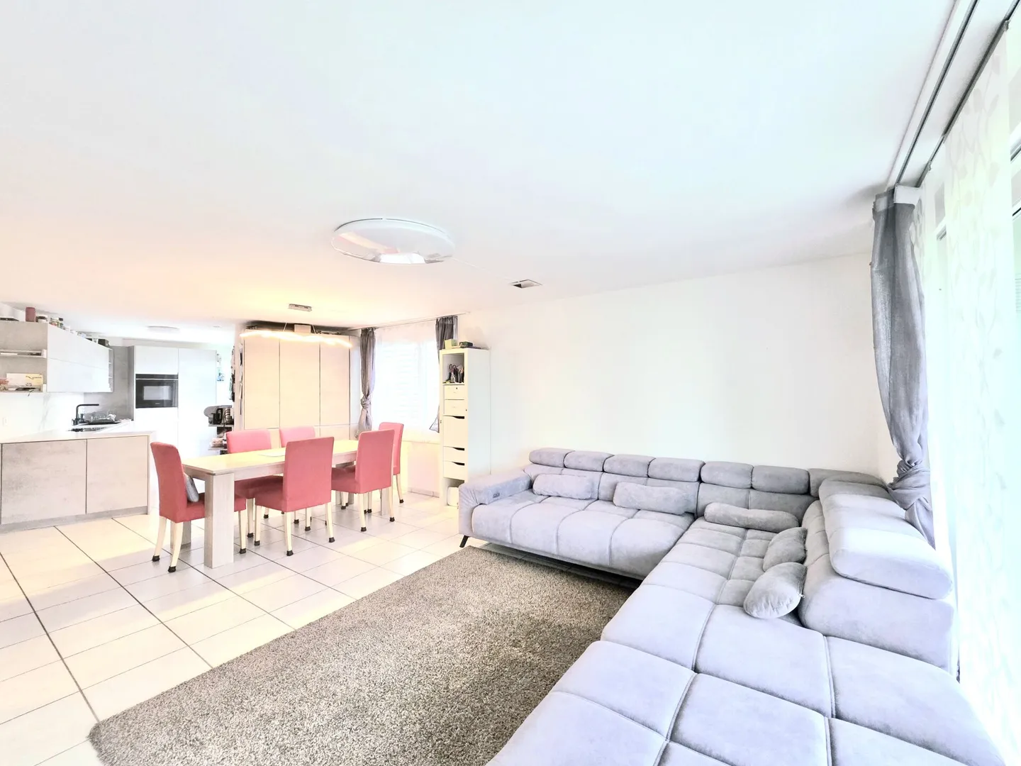 À louer : spacieux appartement de 5,5 pièces avec jardin d'hiver et garage - Photo 3 sur 15