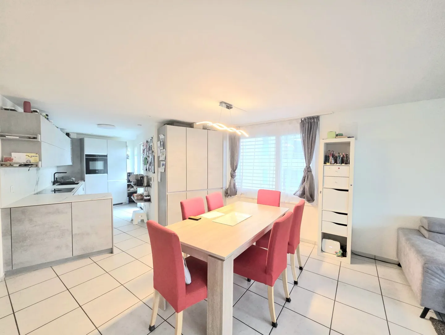 À louer : spacieux appartement de 5,5 pièces avec jardin d'hiver et garage - Photo 4 sur 15