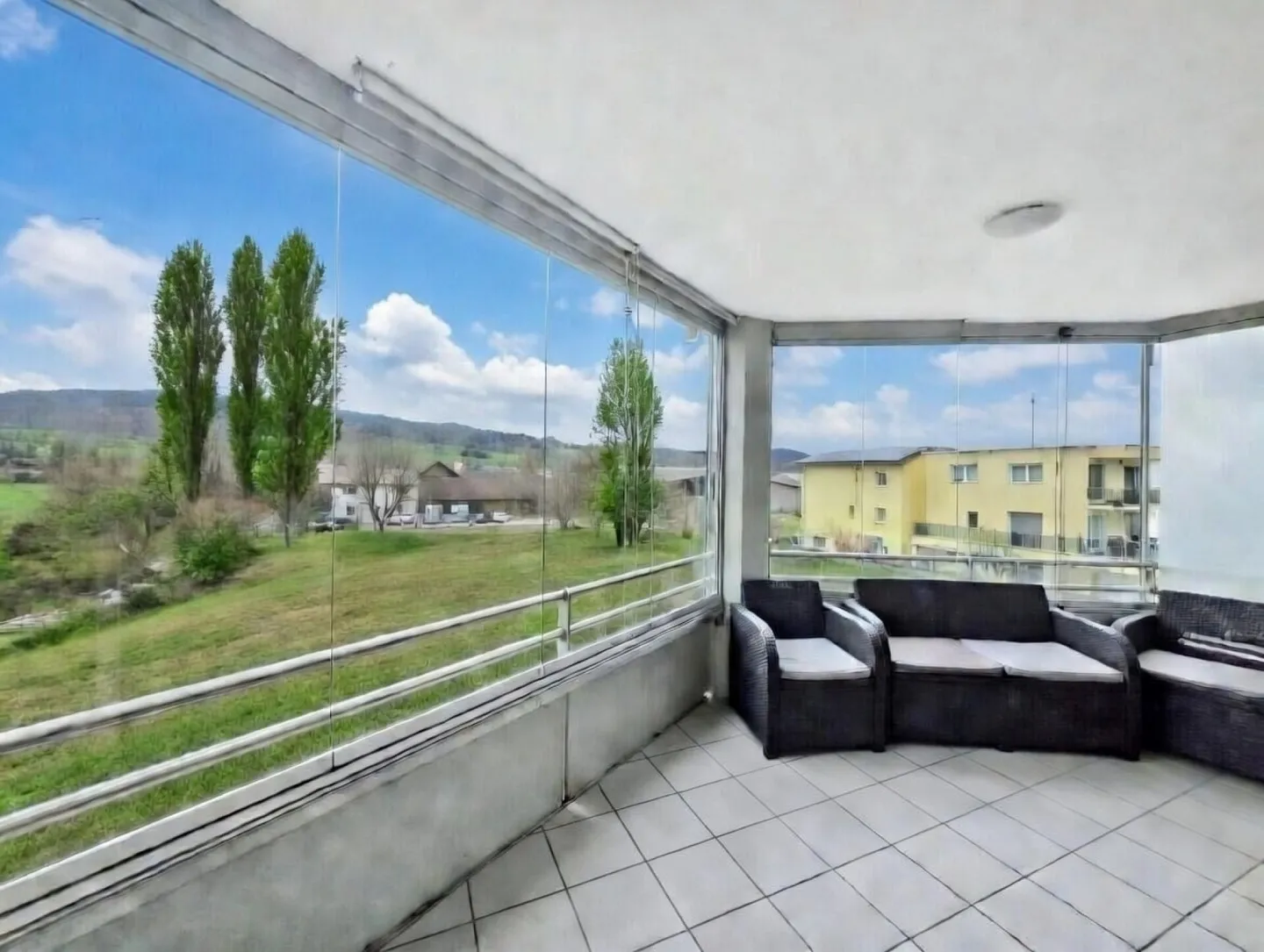 À louer : spacieux appartement de 5,5 pièces avec jardin d'hiver et garage - Photo 5 sur 15