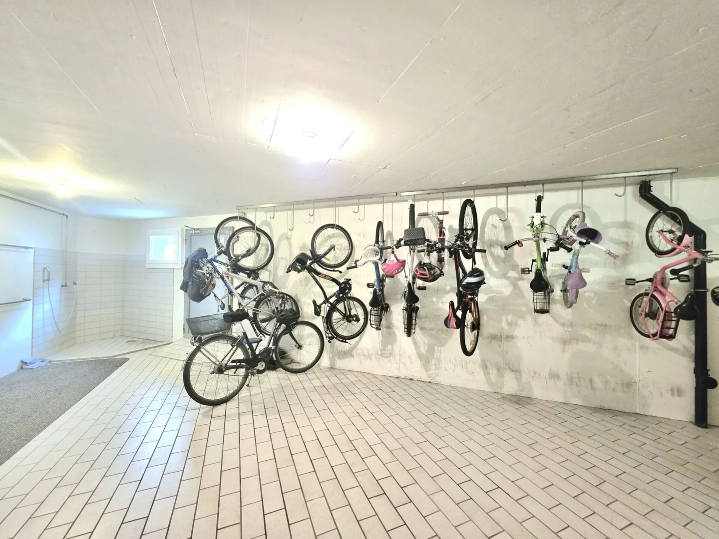 À louer : spacieux appartement de 5,5 pièces avec jardin d'hiver et garage - Photo 13 sur 15