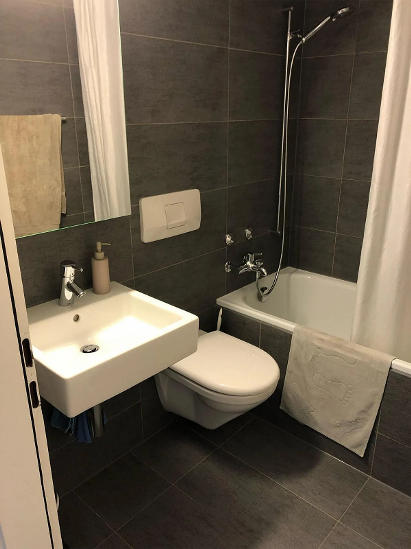 Lively and Central - Apartment on Bernstrasse - Photo 5 of 7