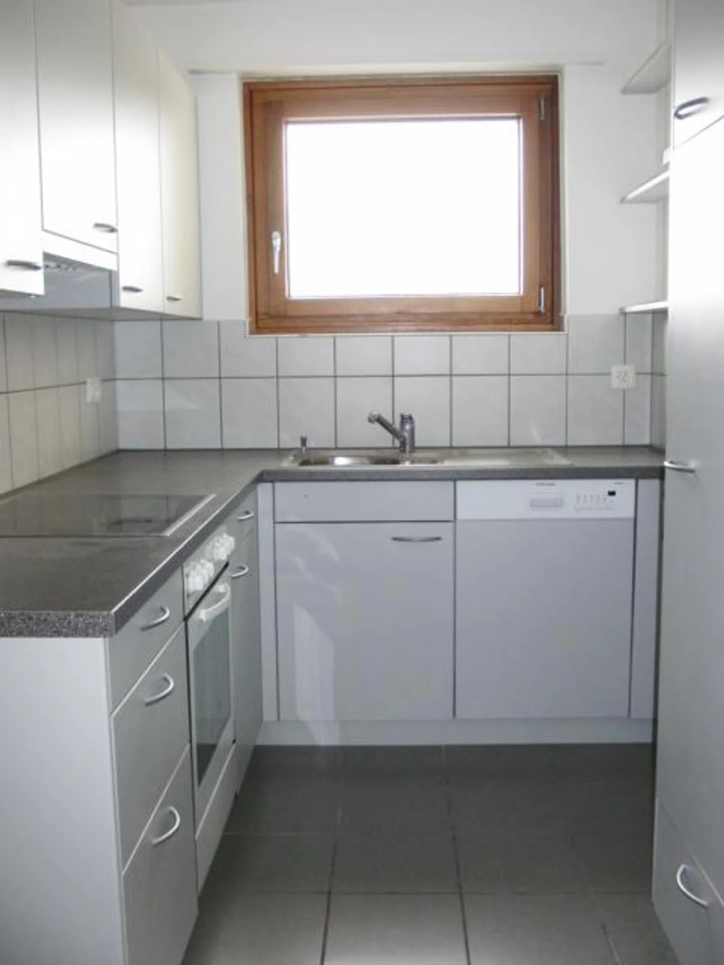 Appartement lumineux de 4 pièces au 11ème étage avec vue imprenable - Photo 2 sur 5