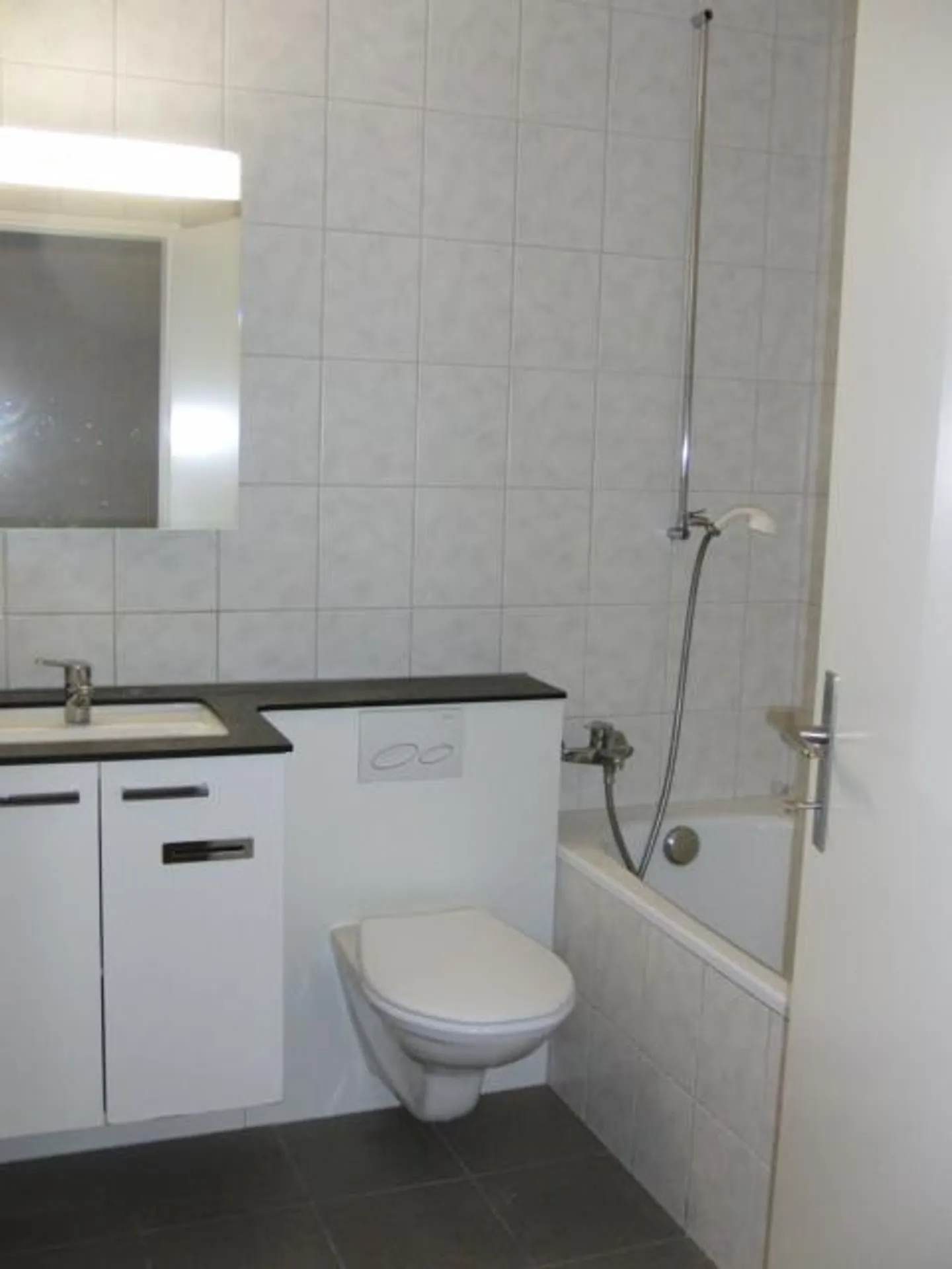 Appartement lumineux de 4 pièces au 11ème étage avec vue imprenable - Photo 3 sur 5