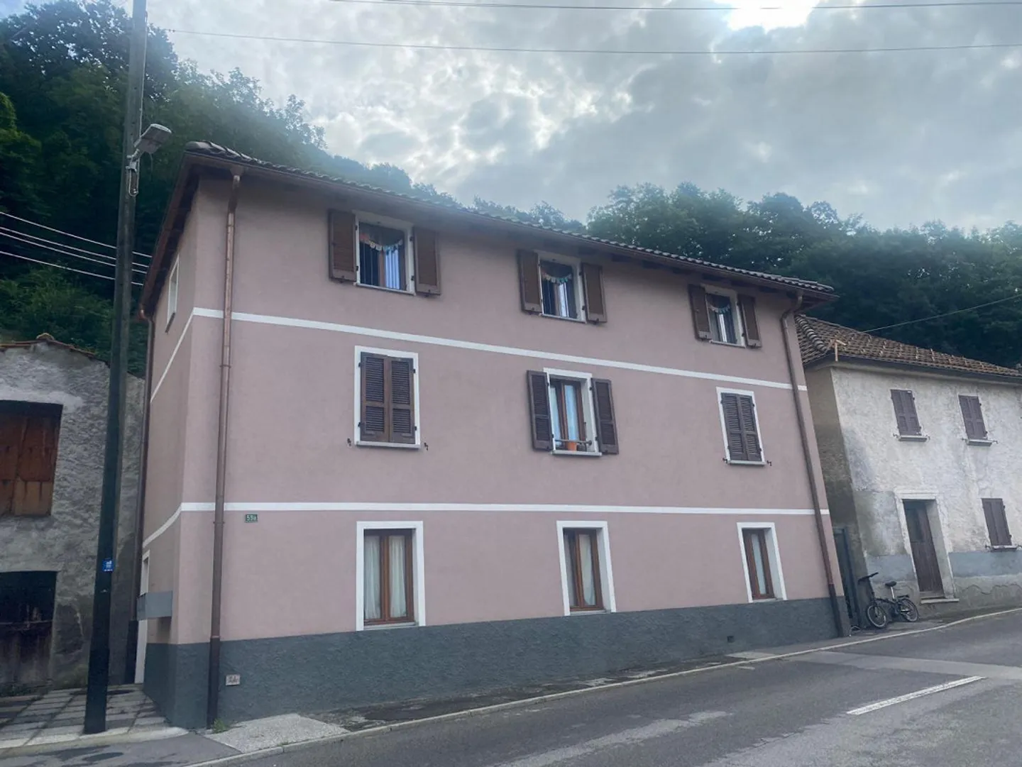Casa plurifamiliare con 5 appartamenti 2x2 e 3x3 stanze - Foto 1 di 17