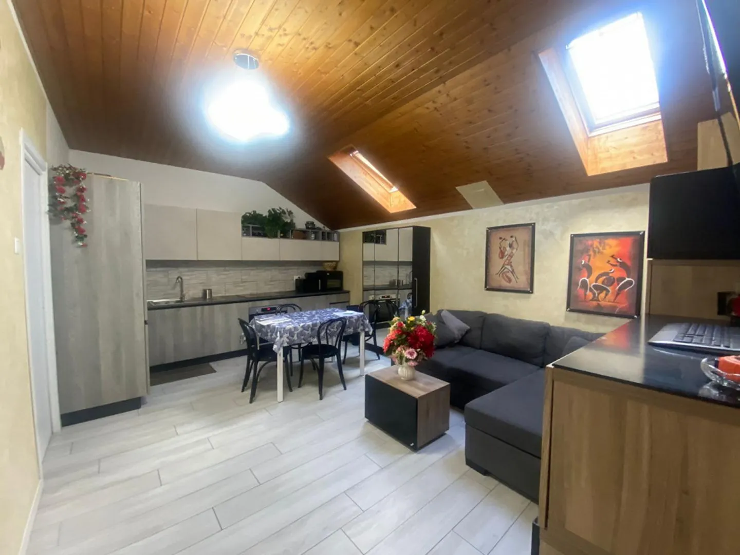 Casa plurifamiliare con 5 appartamenti 2x2 e 3x3 stanze - Foto 4 di 17