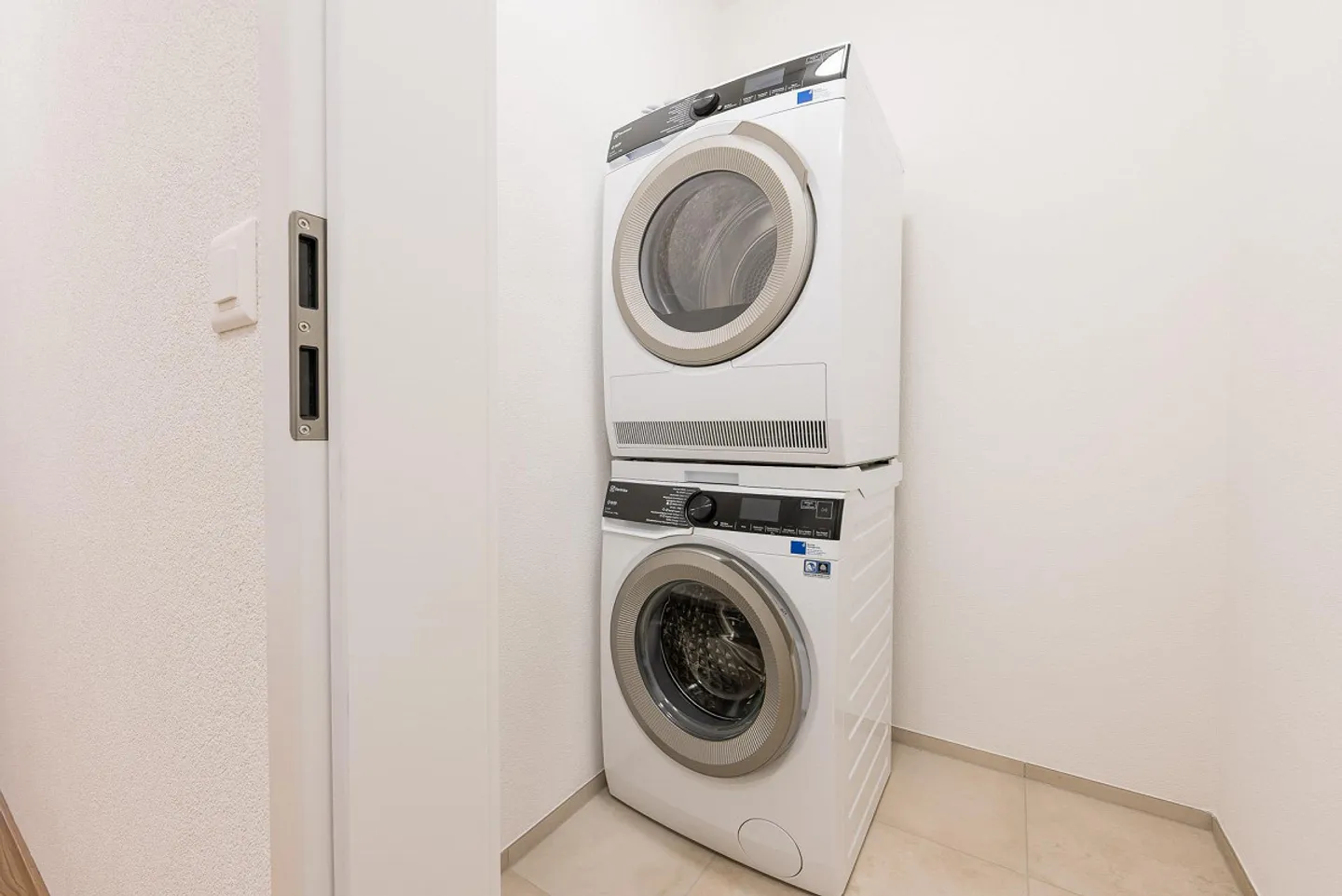 Attico unico di 4,5 locali in prima locazione - Foto 12 di 17