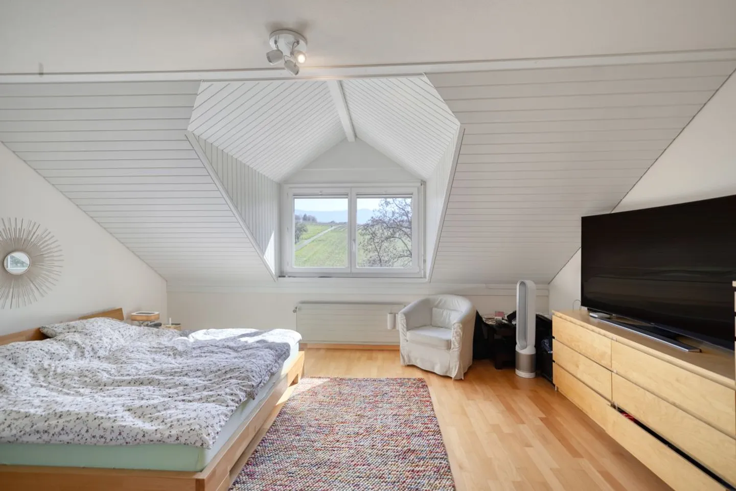 Prächtige 6-Zimmer-Wohnung in idyllischer Umgebung - Foto 3 von 5