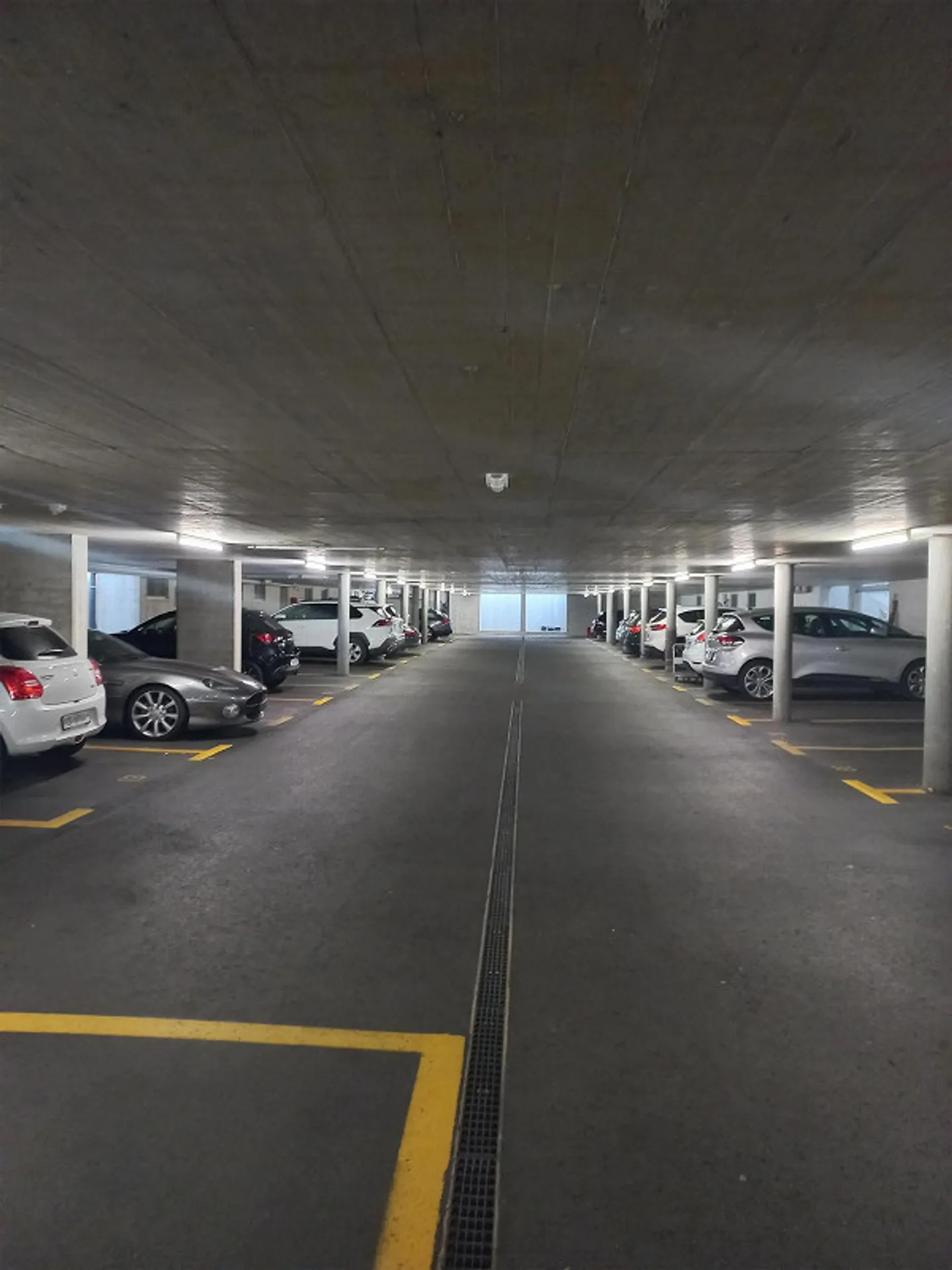 Einstellhallenplatz an zentraler Lage - Foto 2 von 4