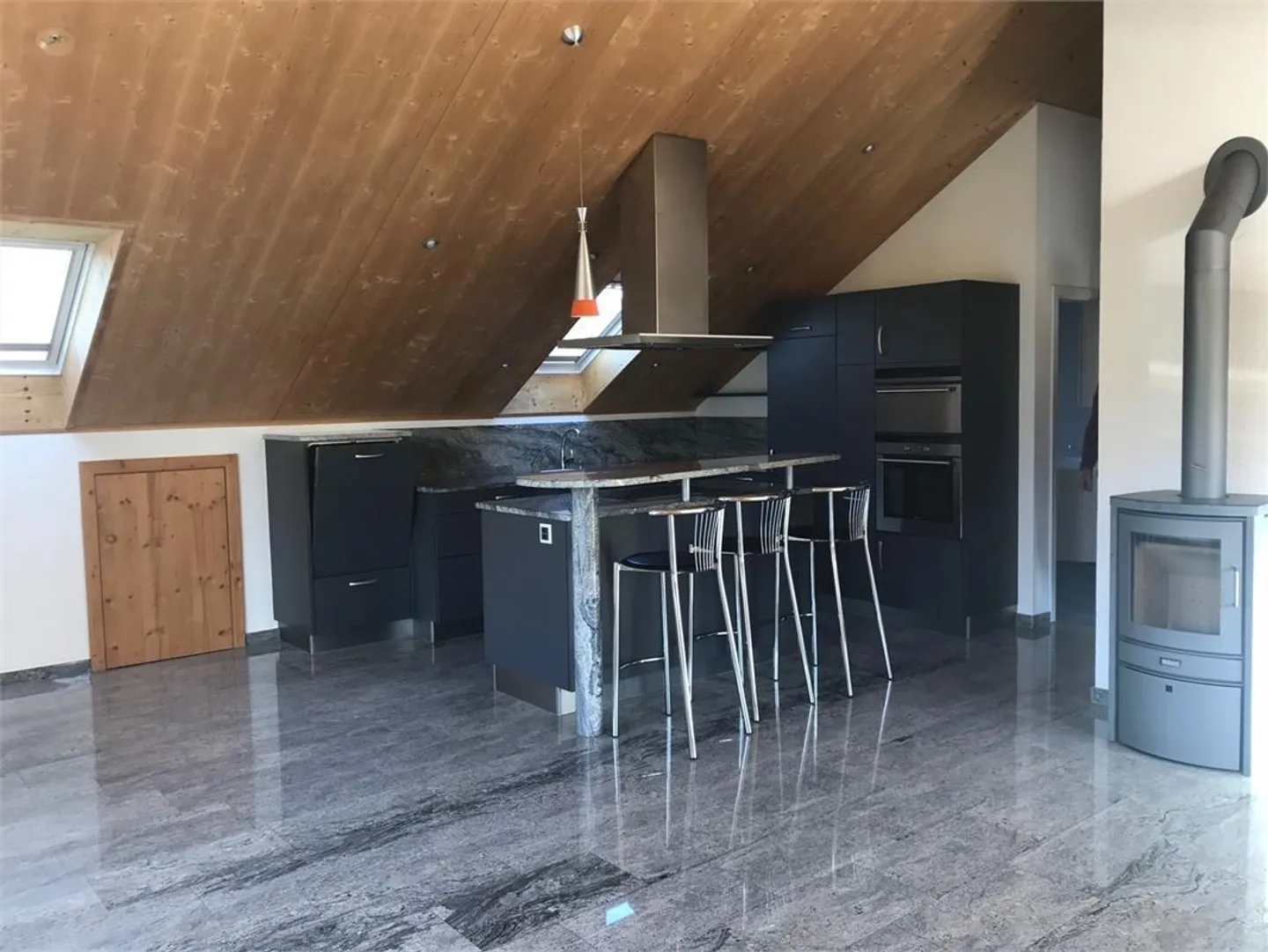 Appartement sous les combles de 3,5 pièces - Photo 2 sur 14