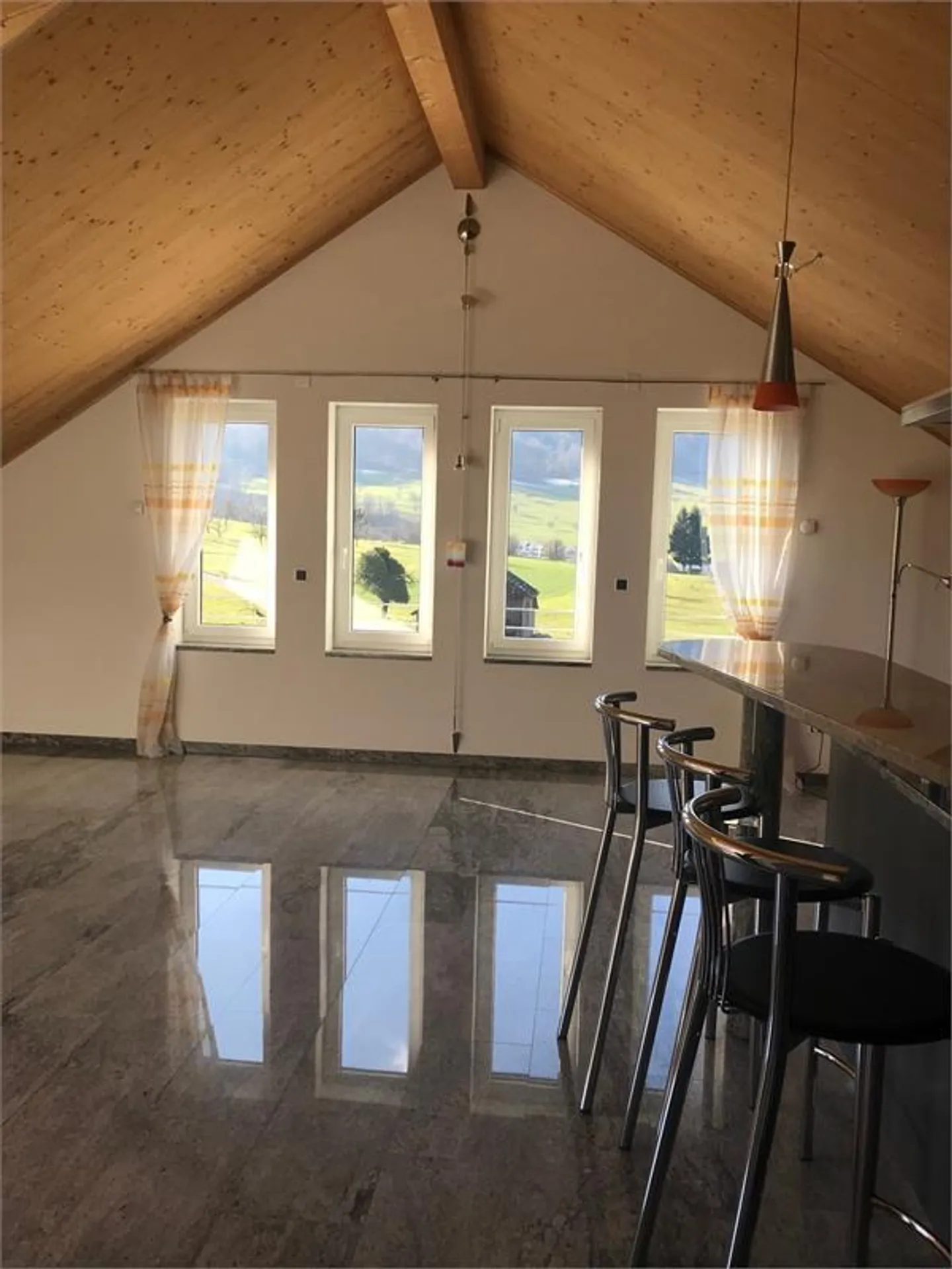Appartement sous les combles de 3,5 pièces - Photo 1 sur 14
