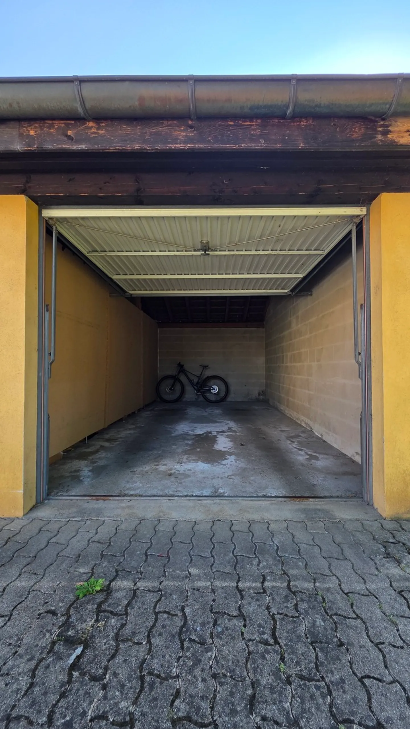A closed garage - Photo 1 of 3