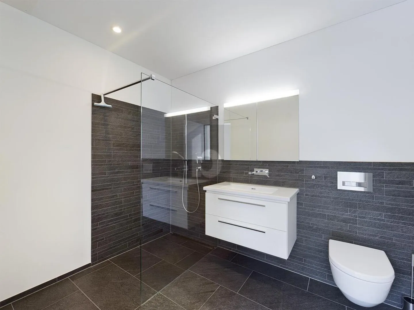 LIGHT-FLOODED IN A CENTRAL LOCATION - Photo 4 of 6