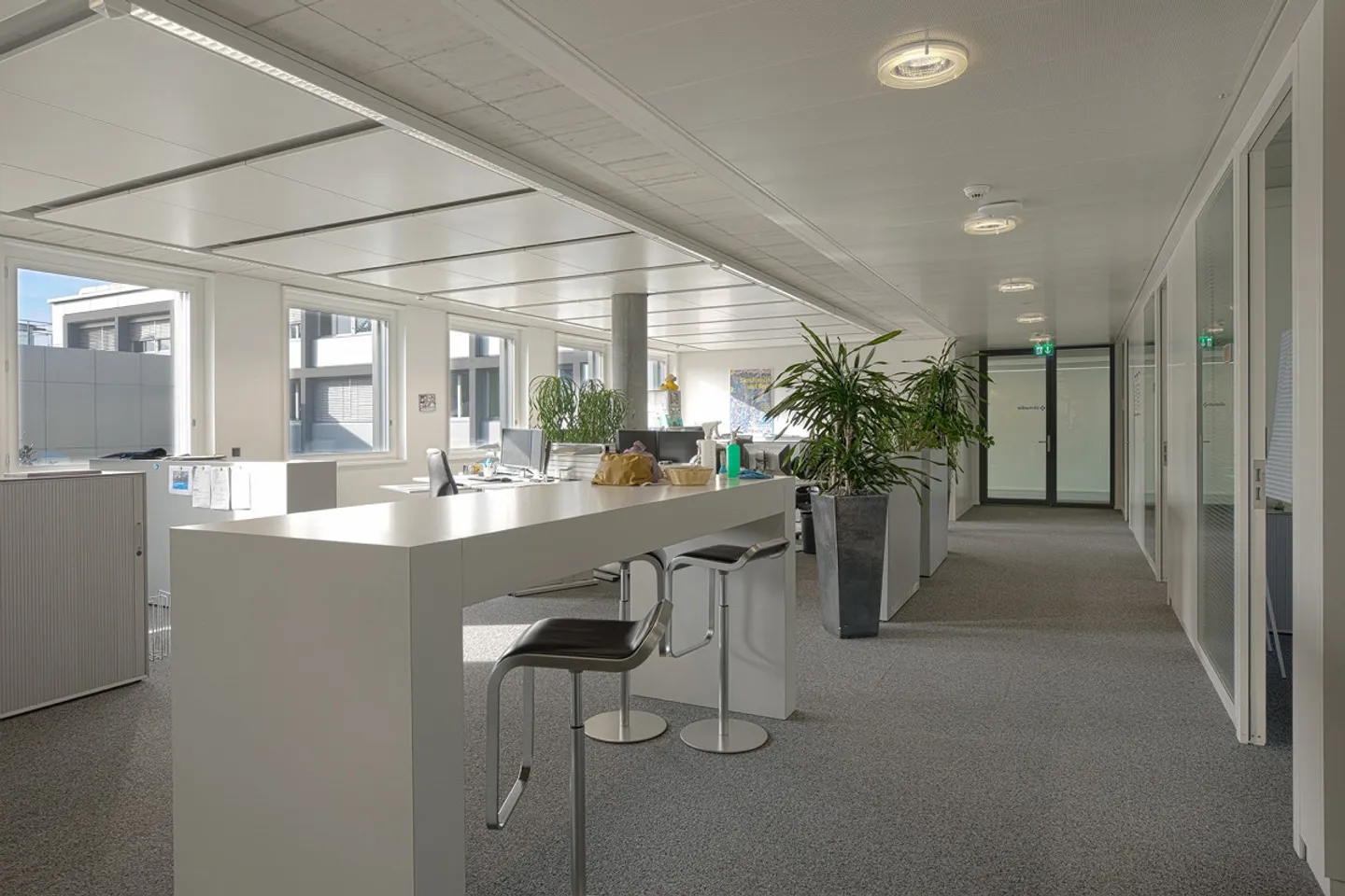 Bright office spaces with optimal service offerings - Photo 3 of 10