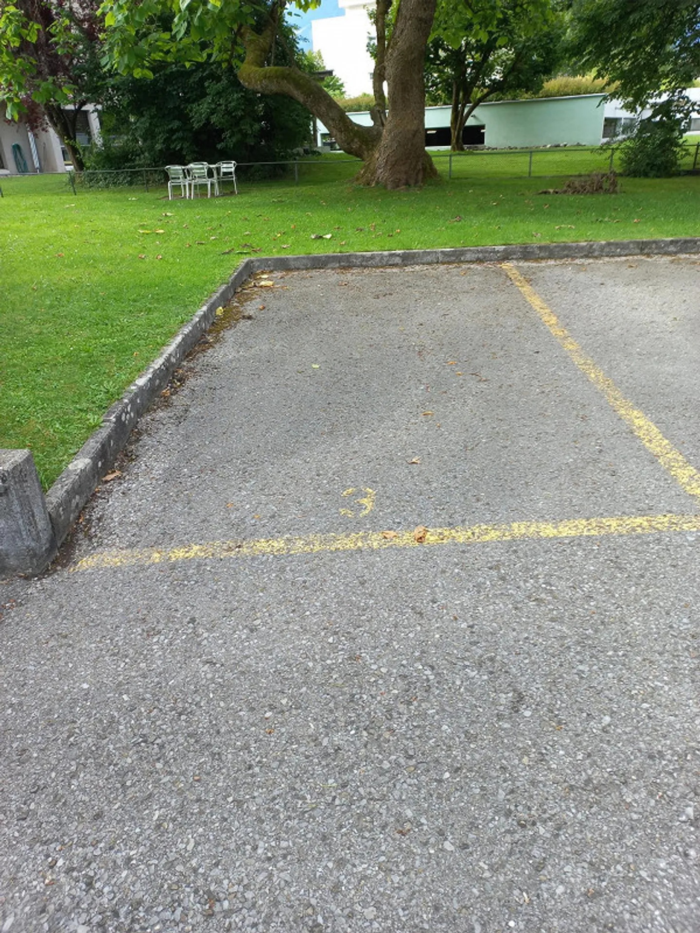 Posto auto scoperto in una posizione centrale - Foto 2 di 3