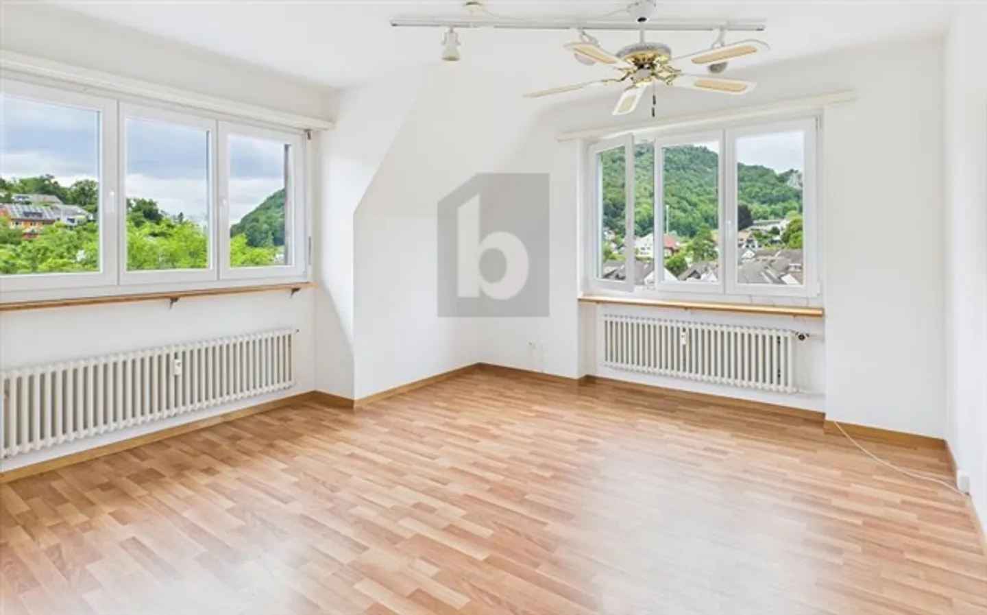 "AFFASCINANTE VECCHIO EDIFICIO" - Foto 1 di 6