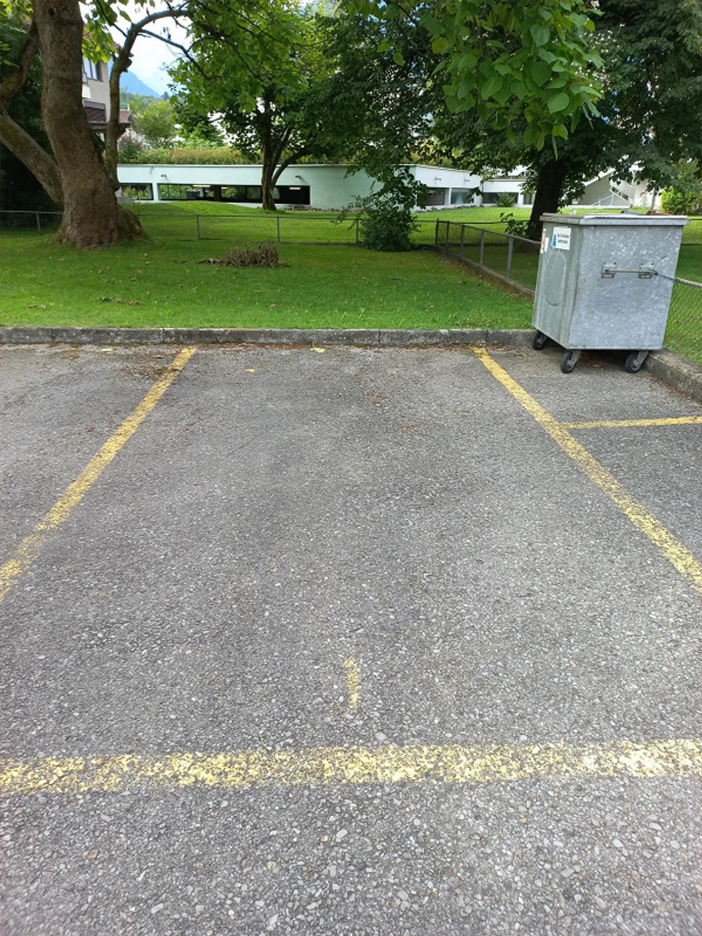 Posto auto scoperto in una posizione centrale - Foto 3 di 3