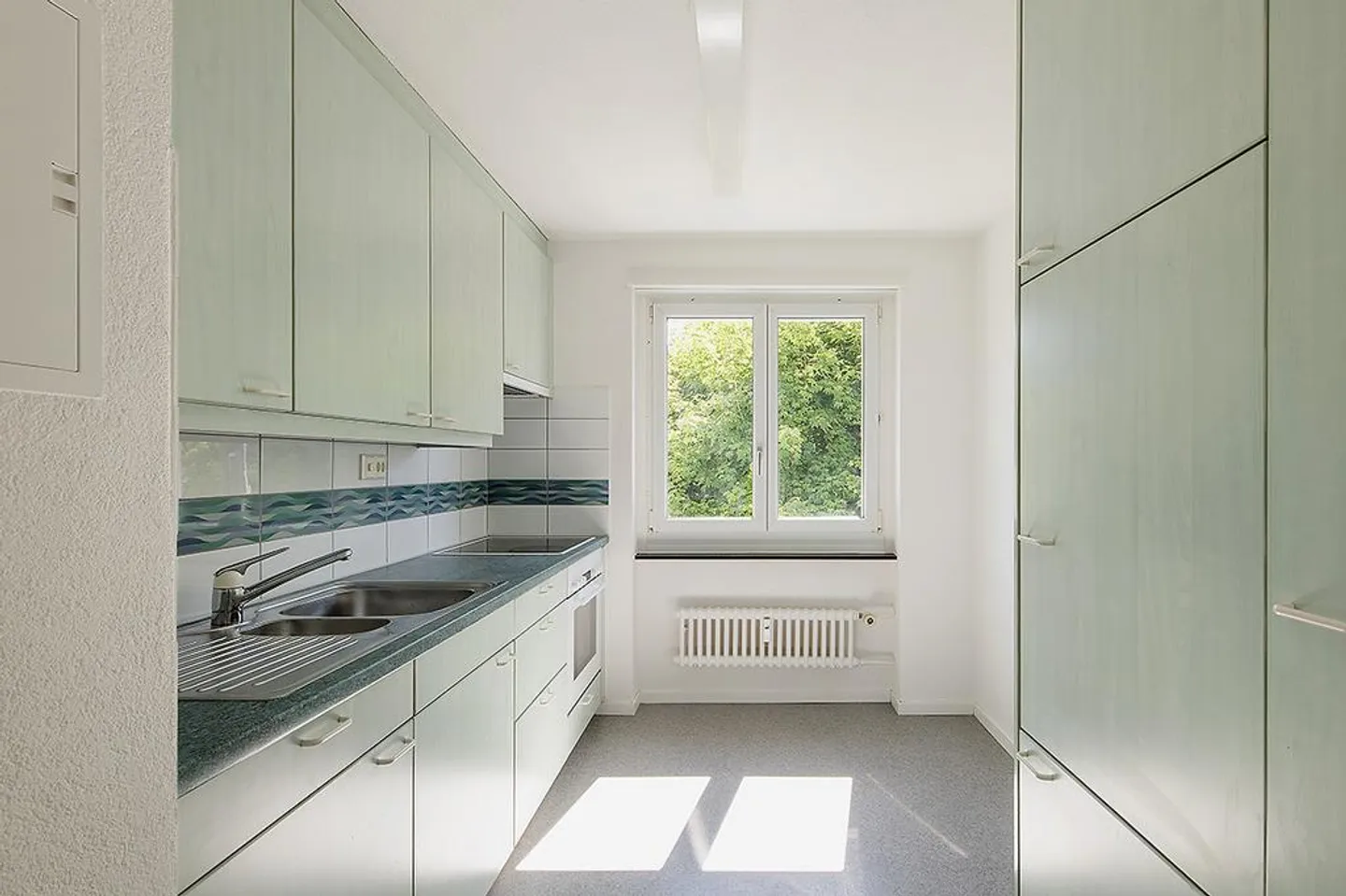Spacious apartment in the best location - Photo 2 of 7