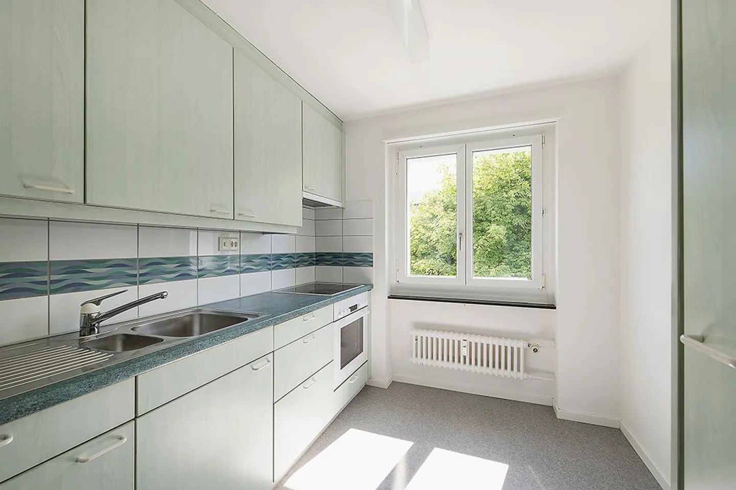 Spacious apartment in the best location - Photo 3 of 7