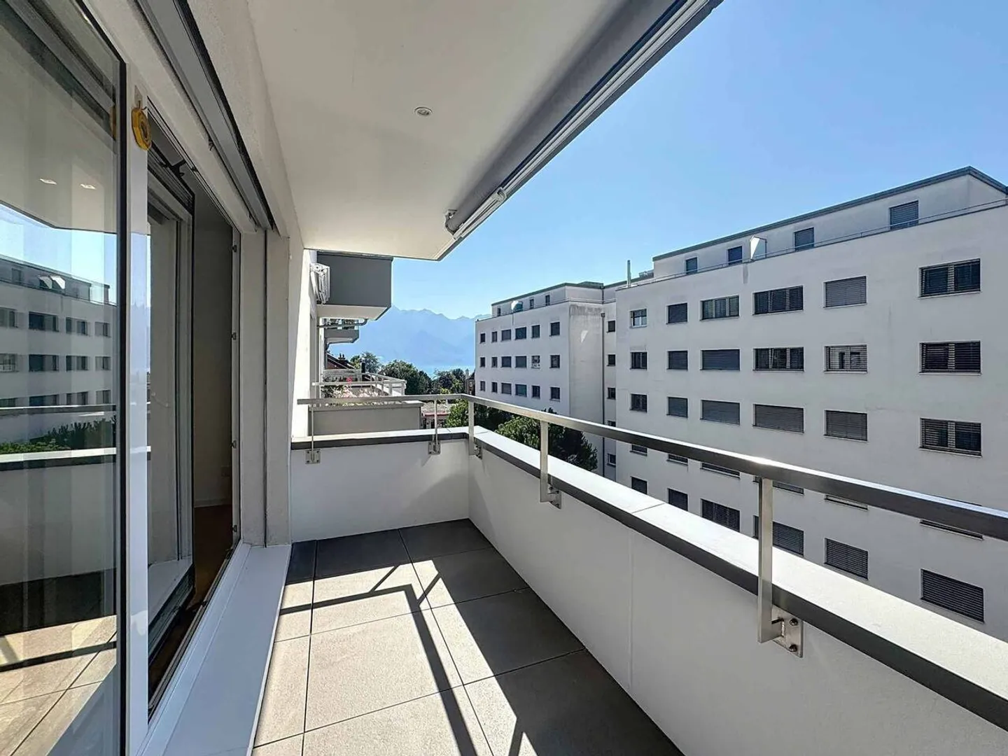 Molto piacevole appartamento di 3,5 stanze ristrutturato con balcone vicino al lago - Foto 1 di 13