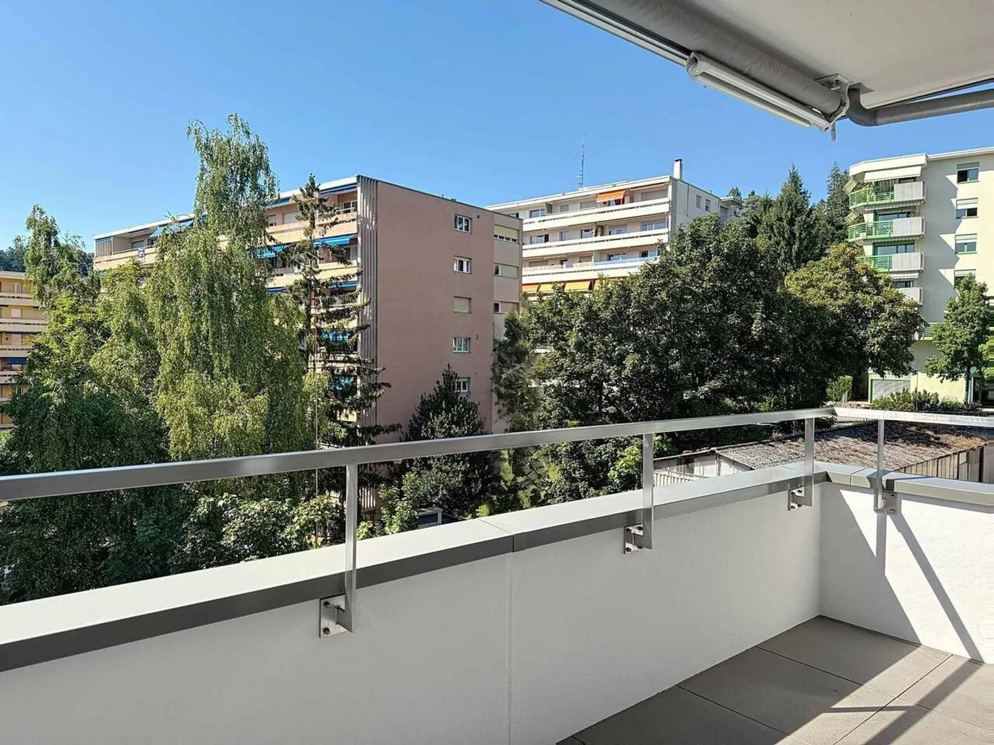 Molto piacevole appartamento di 3,5 stanze ristrutturato con balcone vicino al lago - Foto 2 di 13