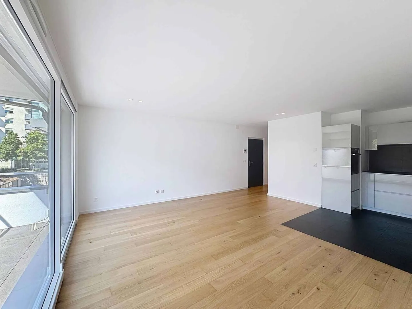 Molto piacevole appartamento di 3,5 stanze ristrutturato con balcone vicino al lago - Foto 5 di 13