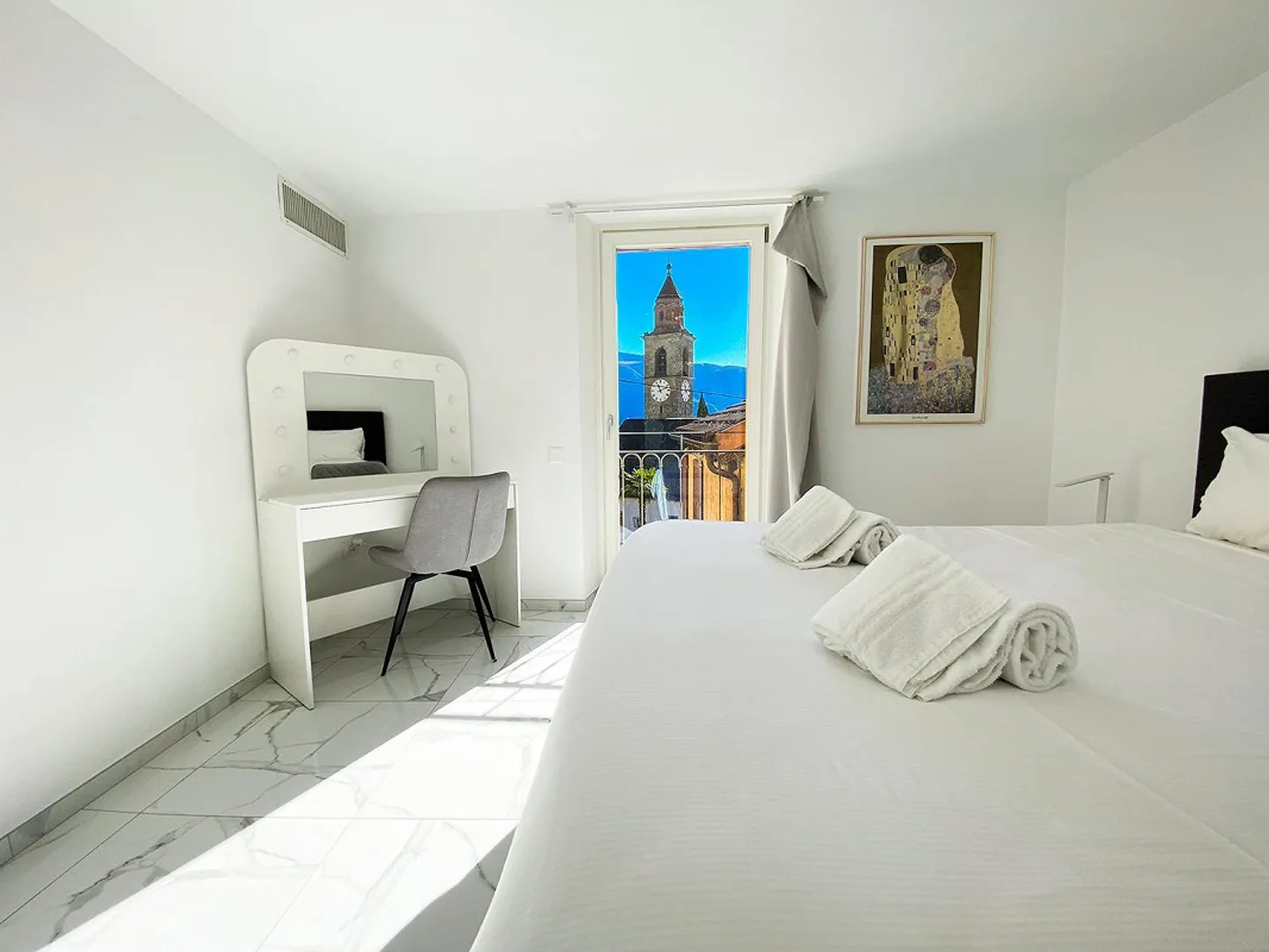 Apartment with Lake View at the Piazza of Ronco sopra Ascona - Photo 3 of 20