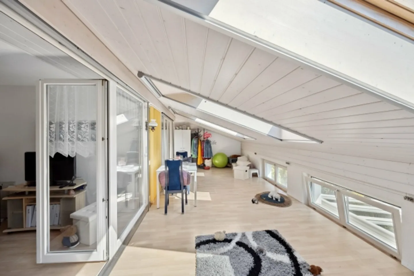 Beaucoup d'espace avec un grand jardin ! - Photo 4 sur 11