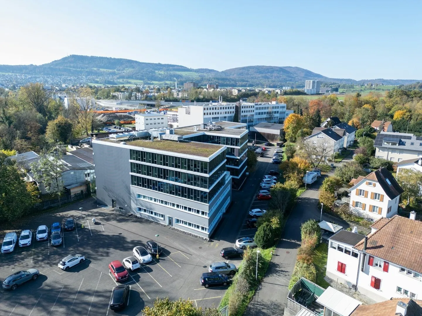 Modernes Bürogebäude - Foto 1 von 9