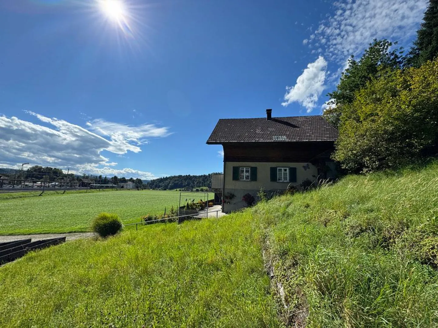 Single-family house full of possibilities - Photo 2 of 14