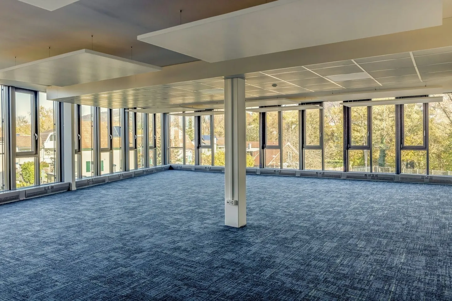 Modernes Bürogebäude - Foto 5 von 9