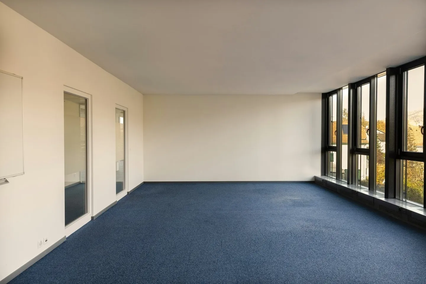 Modernes Bürogebäude - Foto 7 von 9