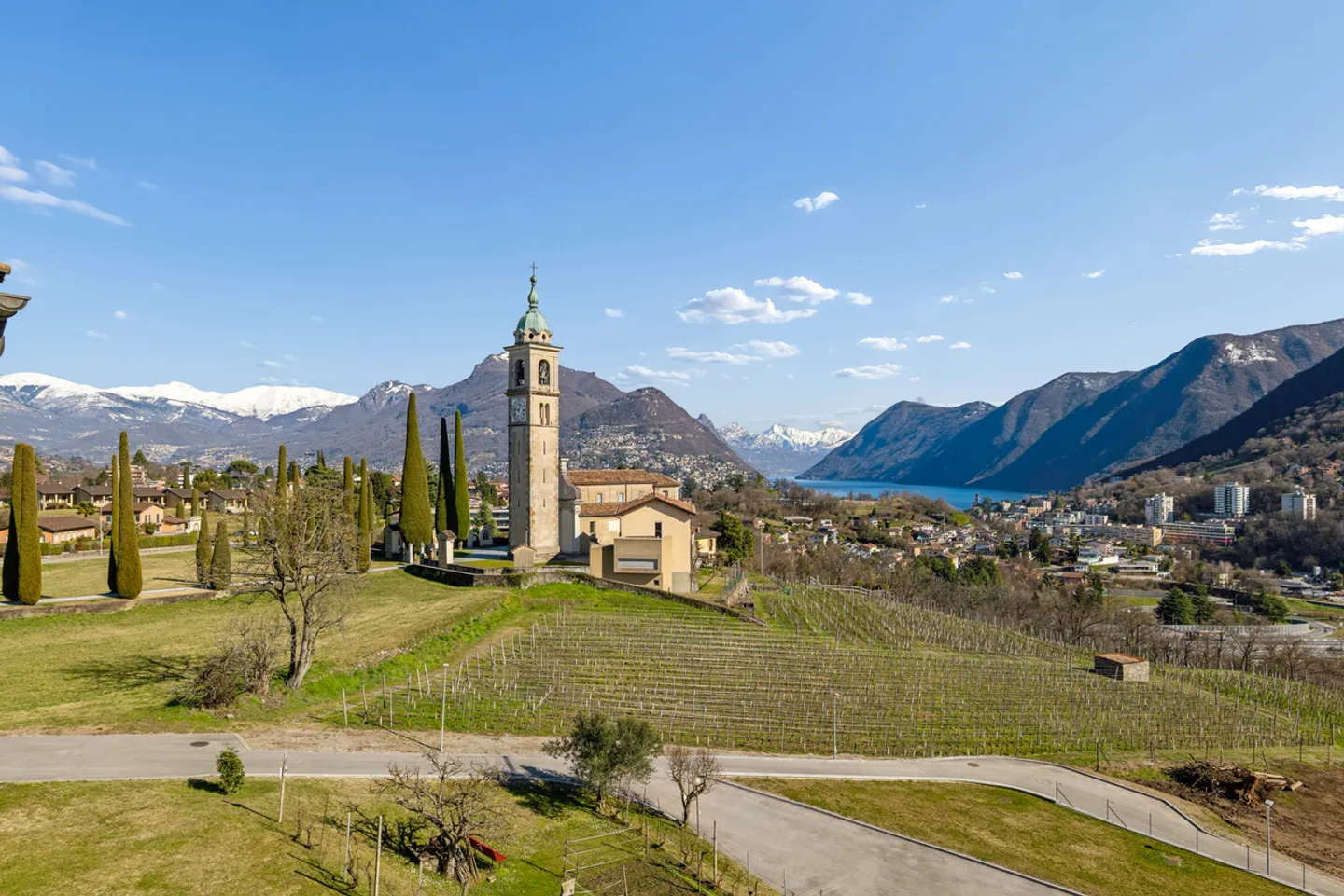 Charming townhouse with garden and enchanting lake view - Photo 2 of 11