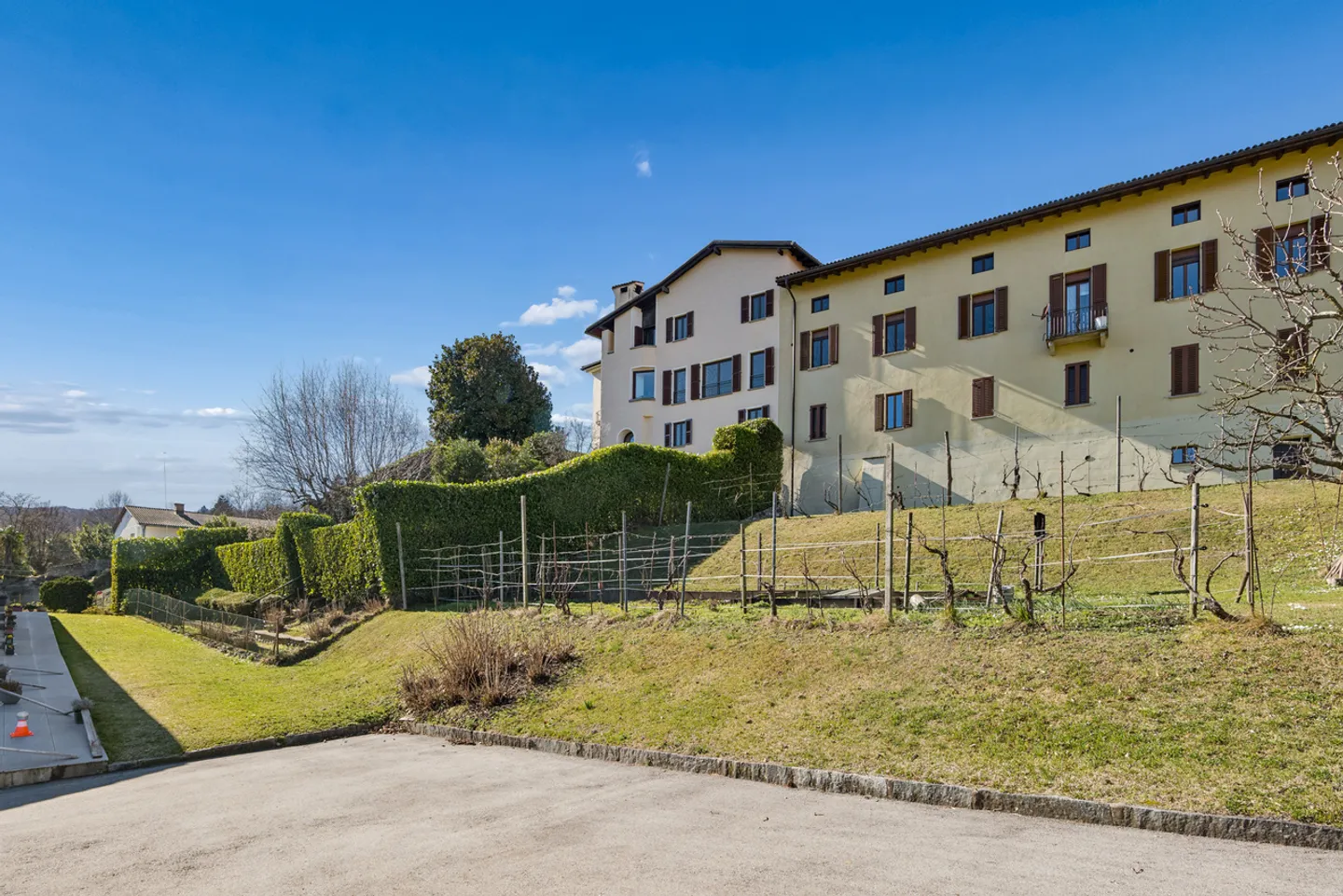 Charming townhouse with garden and enchanting lake view - Photo 3 of 11