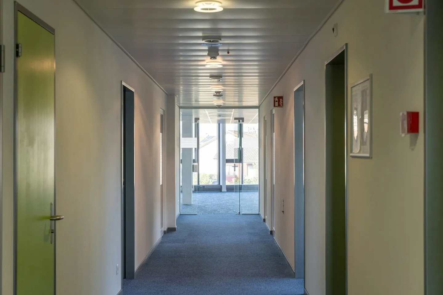 Modernes Bürogebäude - Foto 8 von 9