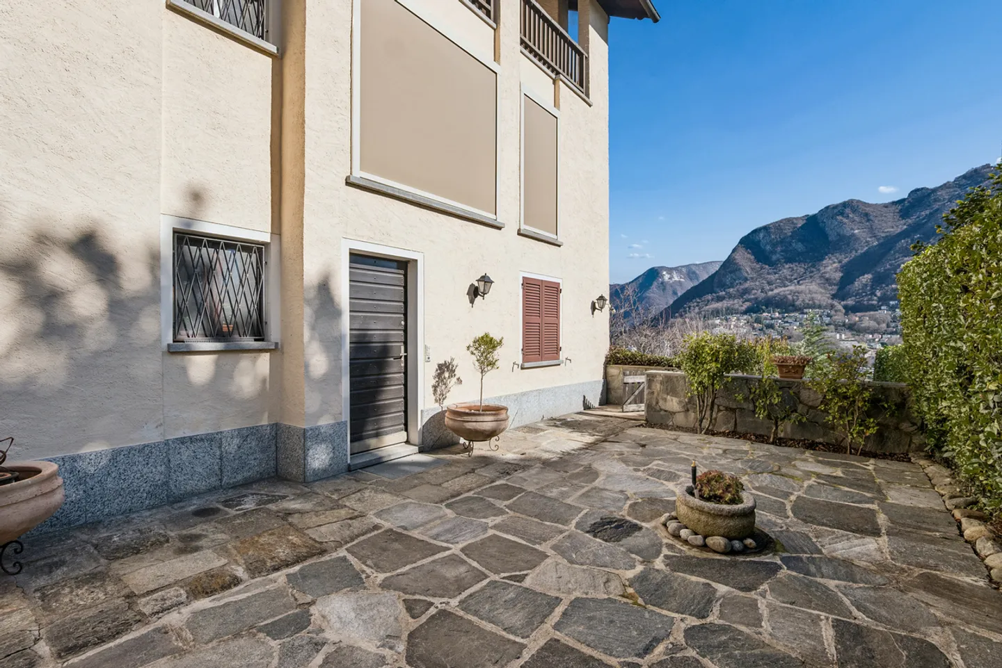 Charming townhouse with garden and enchanting lake view - Photo 11 of 11