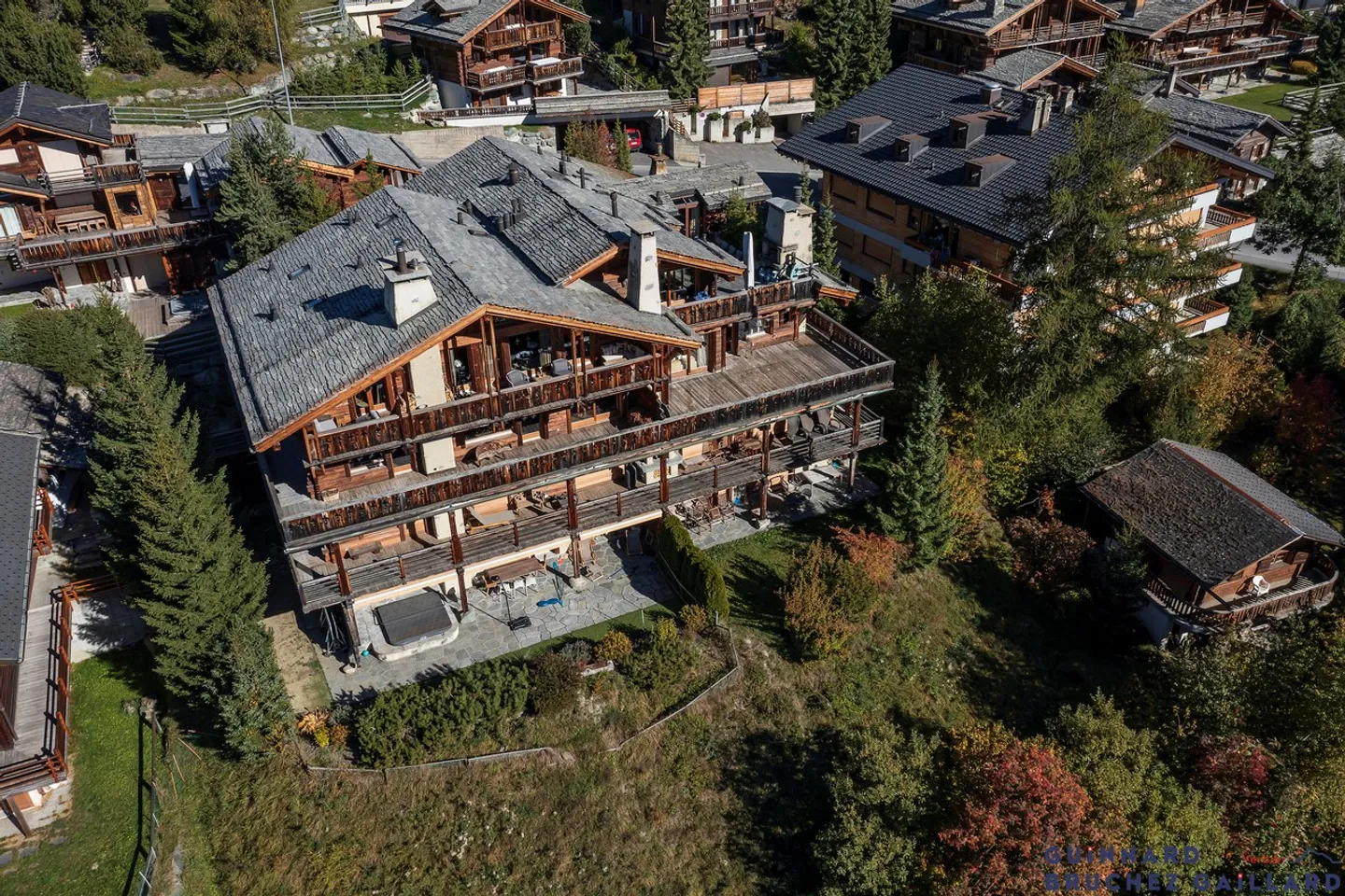 APPARTEMENT SUPERBE AVEC 6 CHAMBRES SUR 1 NIVEAU - VUE & SOLEIL TOP ! - Photo 3 sur 13