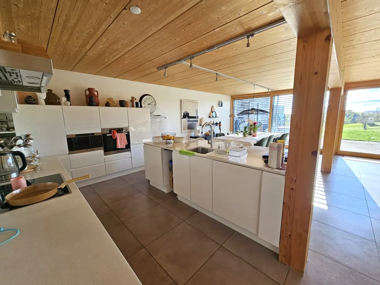 Spacious semi-detached villa - Photo 2 of 10