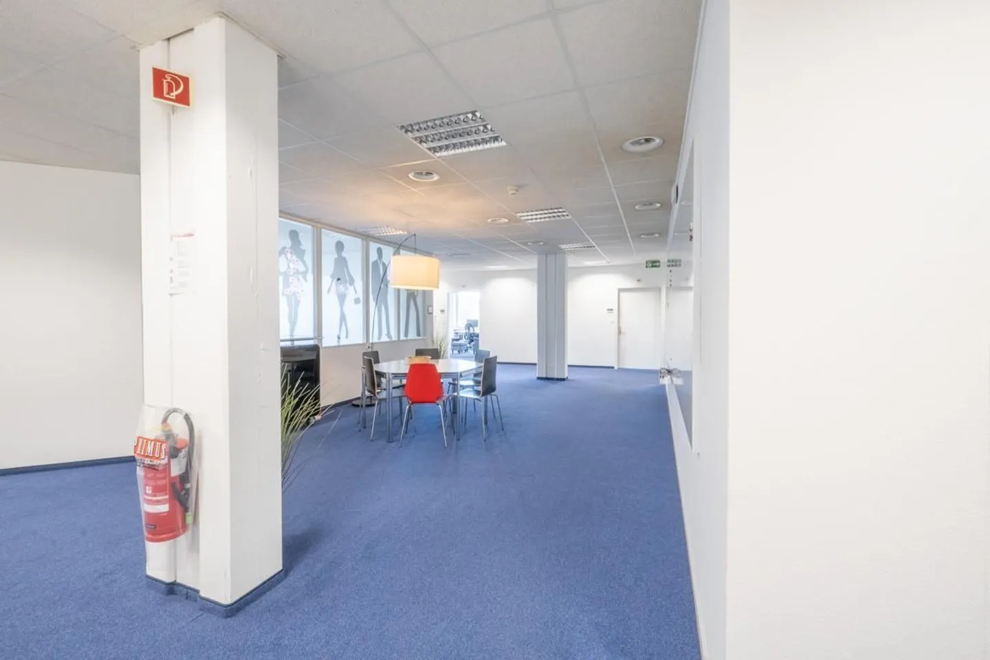 Exclusive office space with top infrastructure in a central location - Photo 3 of 9