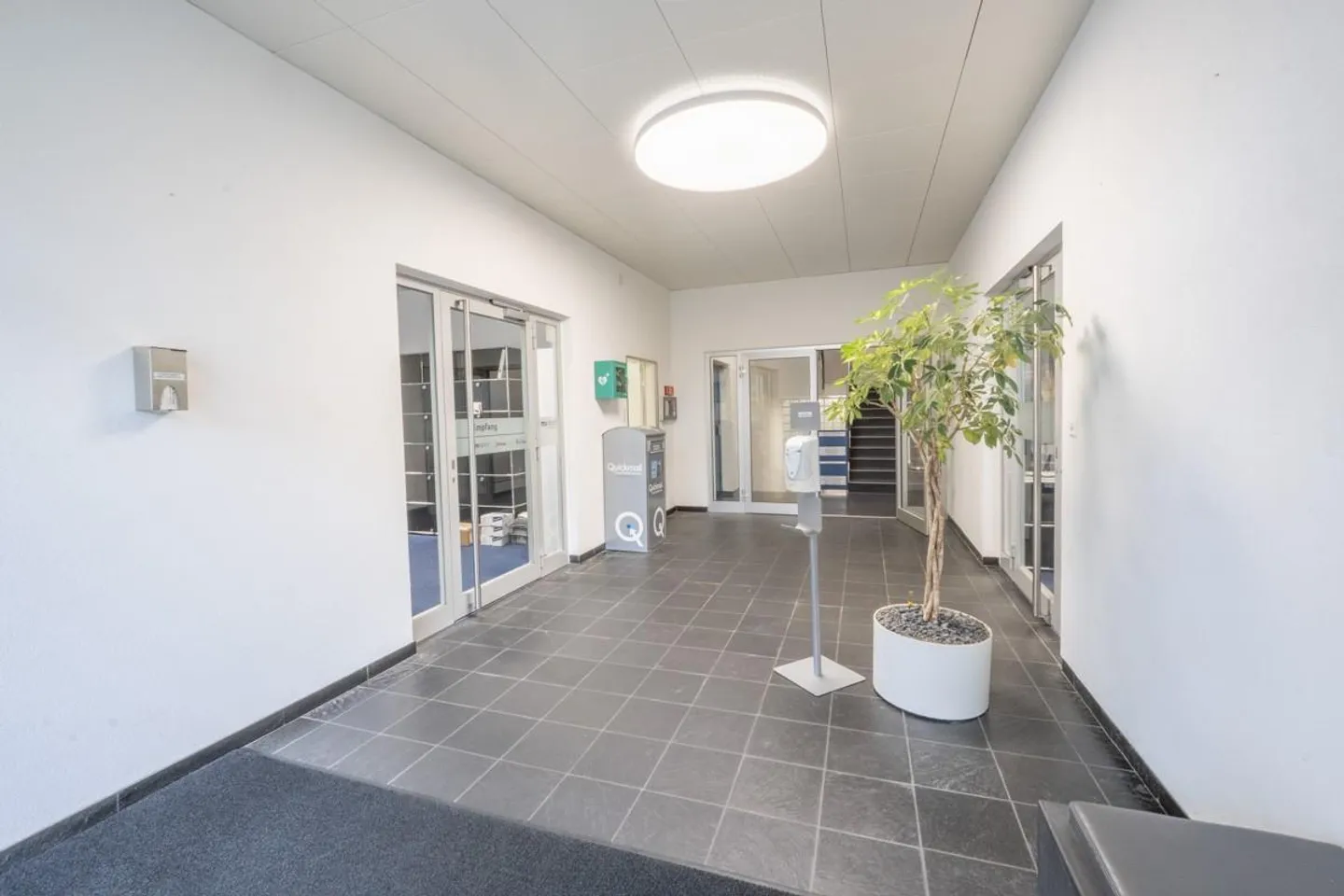 Exclusive office space with top infrastructure in a central location - Photo 7 of 9
