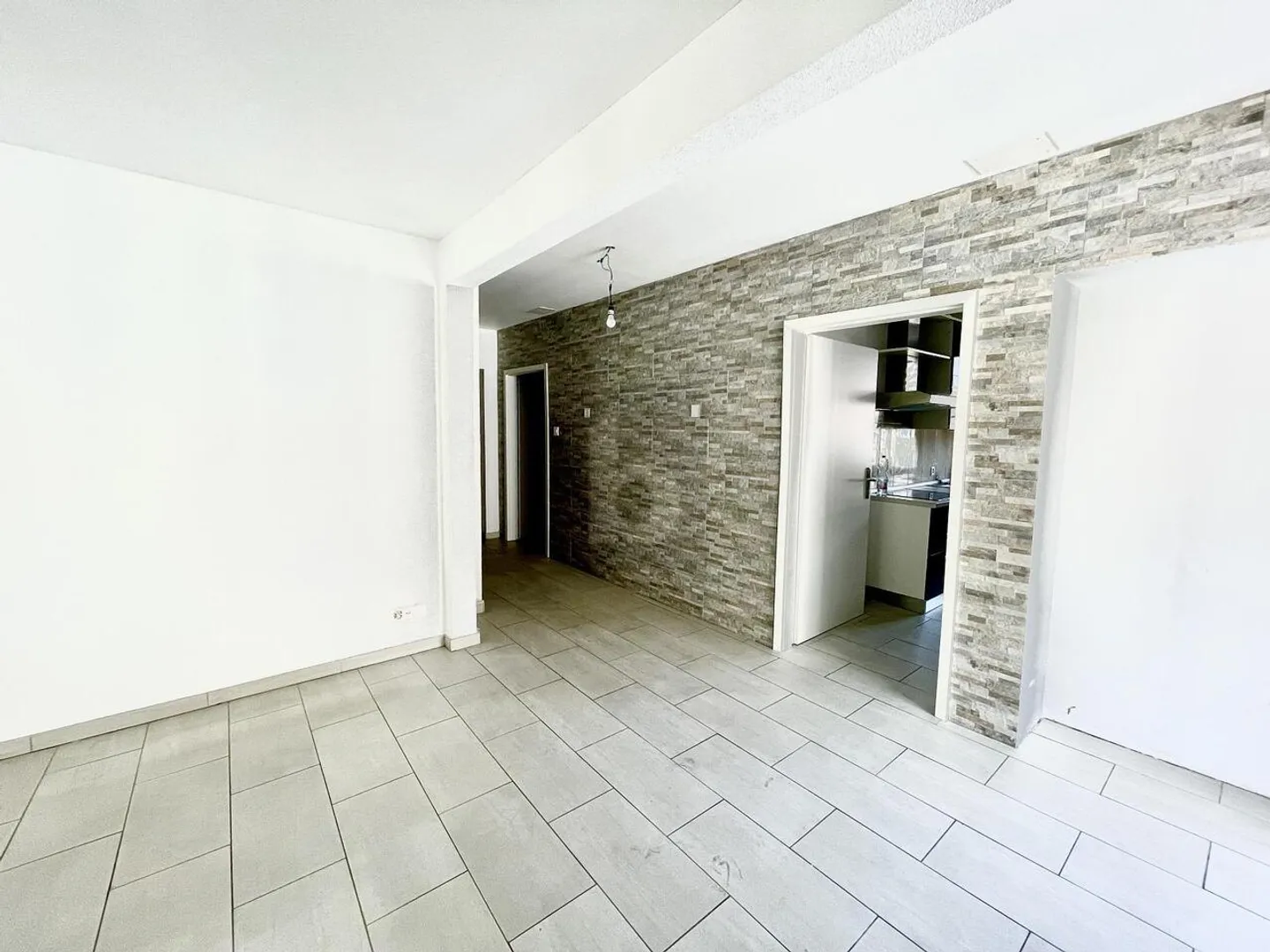 MAISON INTÉRESSANTE AVEC 4 APPARTEMENTS - Photo 3 sur 6