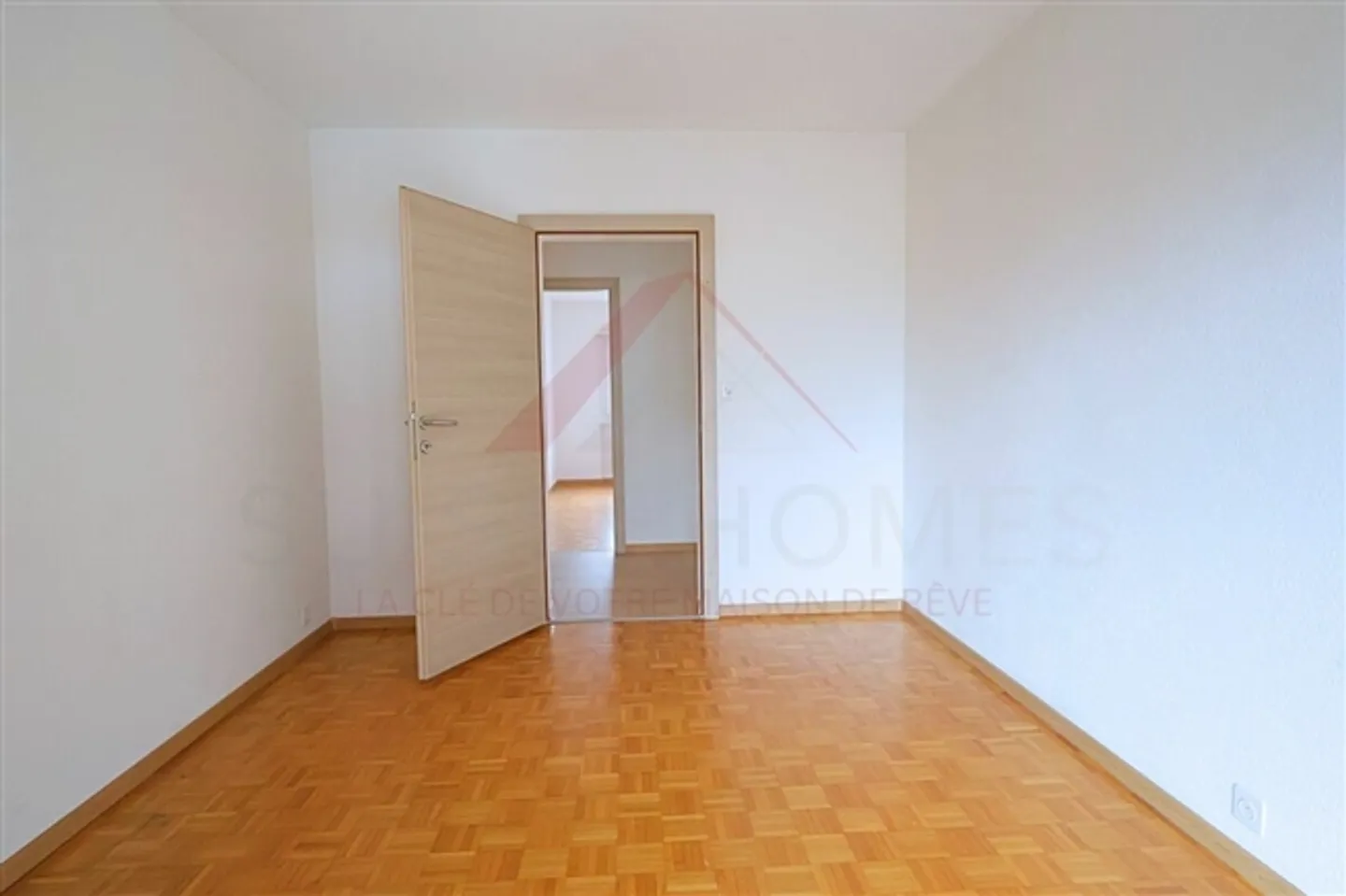 «Villeneuve – hervorragende renovierte 4,5-Zimmer-Wohnung mit 86 m² an der 3 Erdgeschoss mit nach Süden ausgerichtetem Balkon von 13 m², 3 Schlafzimmern und ganztägiger Sonnenschein» - Foto 11 von 15