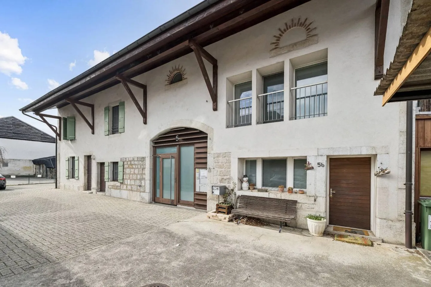 APPARTAMENTO SPAZIOSO E AFFASCINANTE NEL CUORE DEL VILLAGGIO DI MEYRIN - Foto 3 di 10