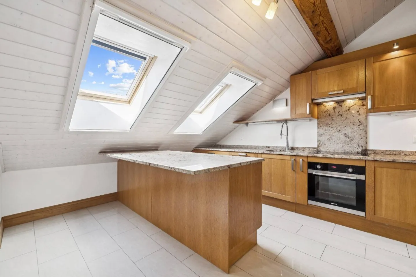 APPARTAMENTO SPAZIOSO E AFFASCINANTE NEL CUORE DEL VILLAGGIO DI MEYRIN - Foto 4 di 10