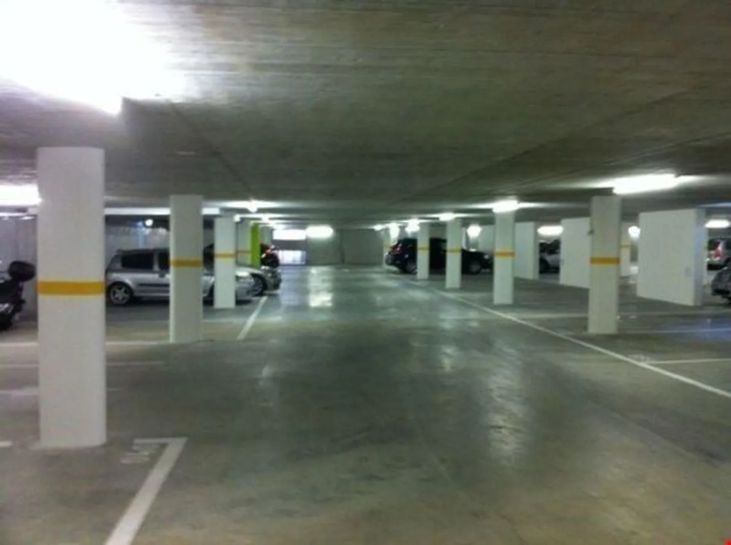 Posto auto in un garage chiuso - Foto 1 di 6
