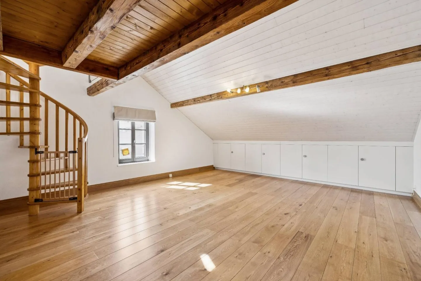 APPARTAMENTO SPAZIOSO E AFFASCINANTE NEL CUORE DEL VILLAGGIO DI MEYRIN - Foto 7 di 10