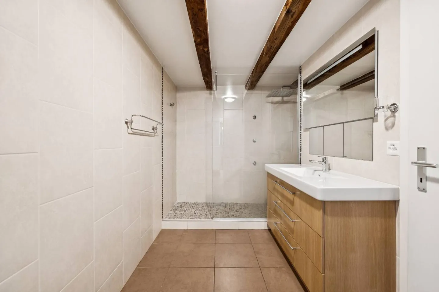 APPARTAMENTO SPAZIOSO E AFFASCINANTE NEL CUORE DEL VILLAGGIO DI MEYRIN - Foto 8 di 10